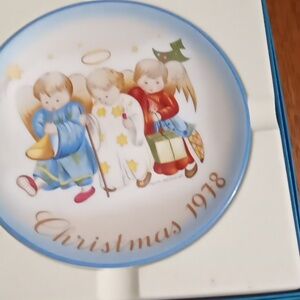 Christmas 1978 Heavenly Groovy Sister Berta Hummel collector plate .